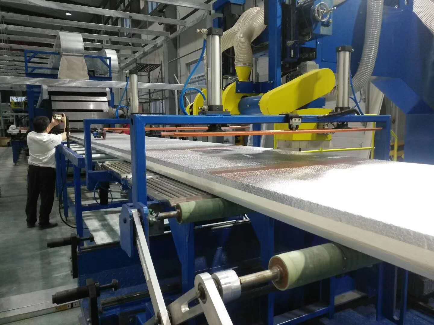 寅興鋼結構裝配式建筑產業園聚氨酯板生產線試產成功1.jpg